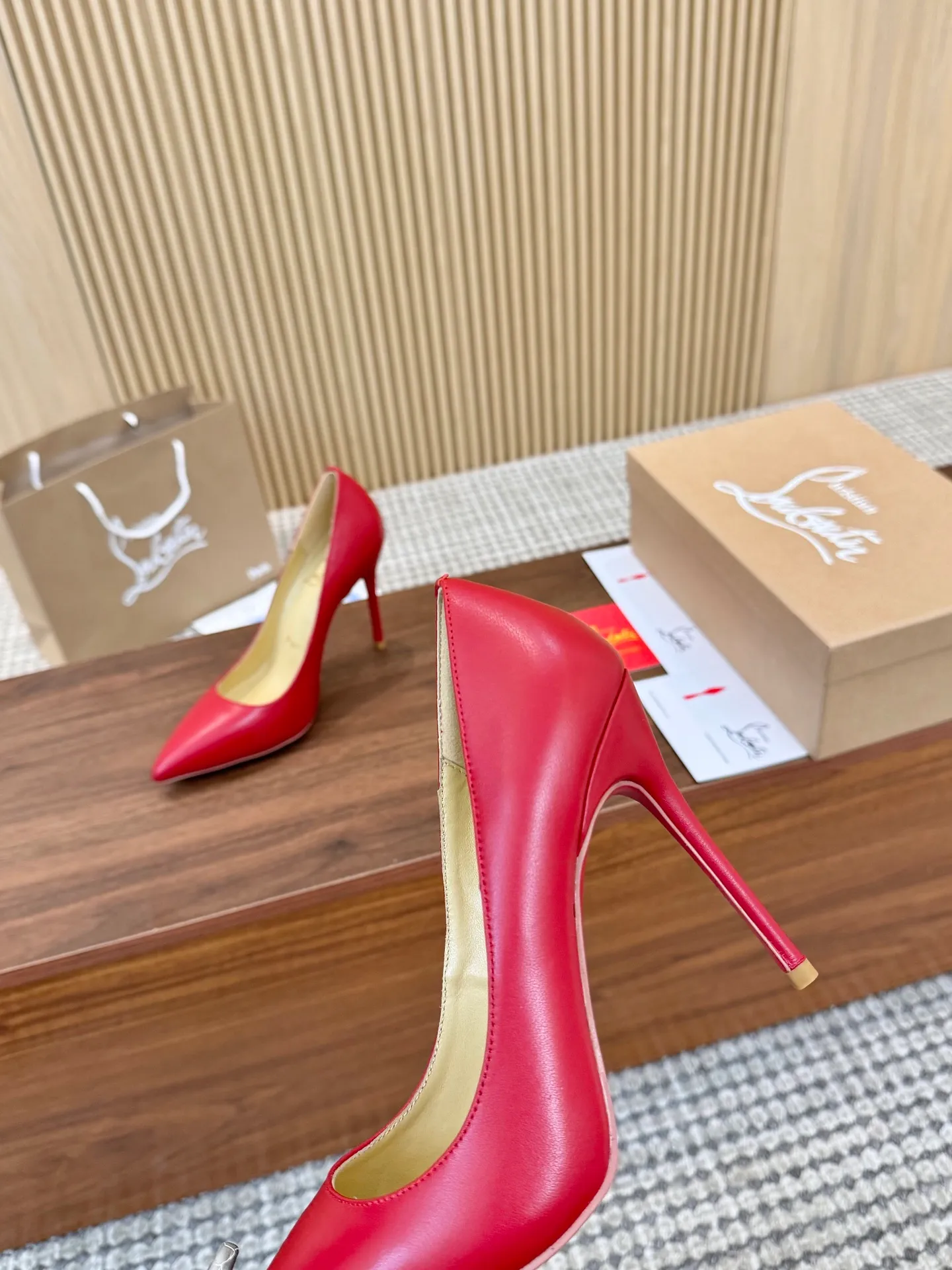 👟👟Ex-factory price 440👟👟 Genuine leather sole +40 Year-round shipment💝Christian Louboutin CL👠 Classic "Matte💎Cow Leather💎Series" noble and luxurious, real blingbling👟👟 Real materials, all customized by the pattern maker, and the materials are made of original customized materials to achieve the taste of the original 6 color options 💍 Upper: Imported 👉 cowhide 💪 Lining: Sheepskin foot pad/lining Size: 34-40.41.42 Heel height: 10.5cm and 8.5cm two options Leather sole Rubber sole